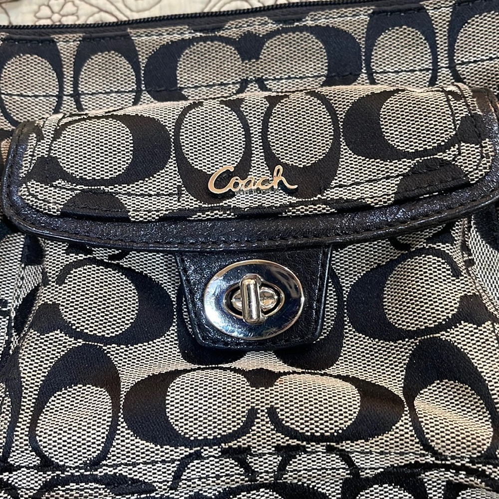 Vintage Coach crossbody in grey and black. Perfect for hands-free shopping!